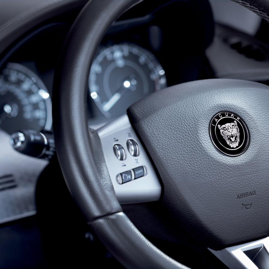  Jaguar XKR Portfolio Convertible 2007 года  (фото 14 из 26)